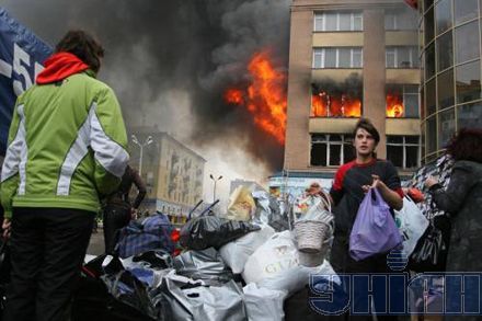 У Макіївці горів ЦУМ - воду підвозили цистернами (фоторепортаж)