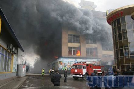 У Макіївці горів ЦУМ - воду підвозили цистернами (фоторепортаж)