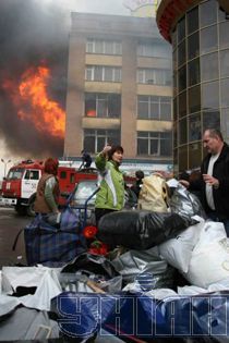 У Макіївці горів ЦУМ - воду підвозили цистернами (фоторепортаж)