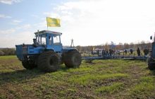 Азаров пообіцяв Харківському тракторному державне замовлення