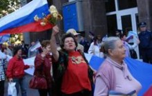 «Русский блок» собирается на шествие с громадным триколором