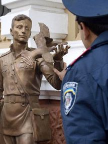 Пам'ятник Одеському міліціонеру чекає на приїзд Луценка (фото)