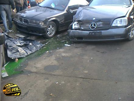 У Києві Mercedes S600 збив жінку і протаранив три автомобілі (фото)