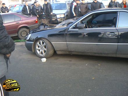 У Києві Mercedes S600 збив жінку і протаранив три автомобілі (фото)