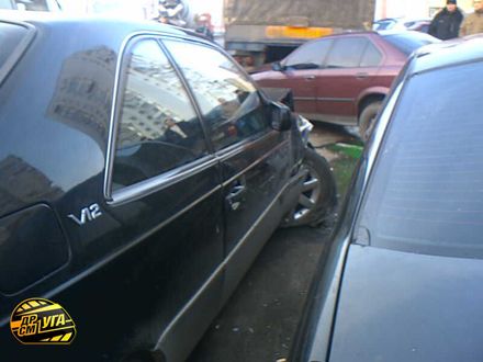 У Києві Mercedes S600 збив жінку і протаранив три автомобілі (фото)