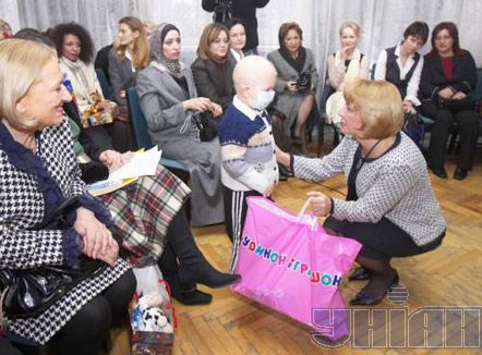 Голова Наглядової ради Міжнародного благодійного фонду «Україна 3000» Катерина Ющенко передає дарунок хлопчикові - пацієнту Центру дитячої онкогематології і трансплантації кісткового мозку Спеціалізованої дитячої лікарні «Охматдит»