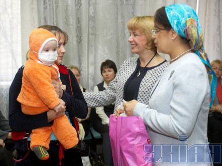 Голова Наглядової ради Міжнародного благодійного фонду «Україна 3000» Катерина Ющенко, батьки та діти-пацієнти Центру дитячої онкогематології і трансплантації кісткового мозку Спеціалізованої дитячої лікарні «Охматдит»