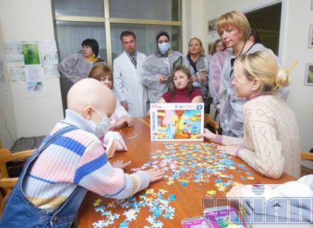 Голова Наглядової ради Міжнародного благодійного фонду «Україна 3000» Катерина Ющенко, лікарі та діти-пацієнти Центру дитячої онкогематології і трансплантації кісткового мозку Спеціалізованої дитячої лікарні «Охматдит»