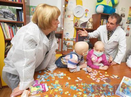 Голова Наглядової ради Міжнародного благодійного фонду «Україна 3000» Катерина Ющенко, лікарі та діти-пацієнти Центру дитячої онкогематології і трансплантації кісткового мозку Спеціалізованої дитячої лікарні «Охматдит»