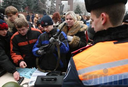 У Донецьку охочим давали гранатомет (фоторепортаж)