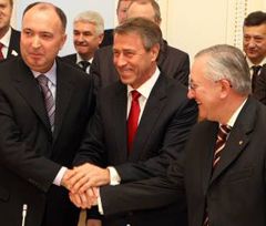 Игорь Шаров, Иван Кириленко и Борис Тарасюк поздравляют друг друга с подписанием соглашения о создании коалиции. Киев, 16 декабря