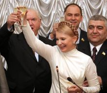 Юлия Тимошенко пьет шампанское в Верховной Раде. Киев, 18 декабря 2007