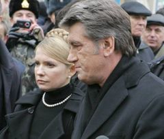Юлія Тимошенко і Віктор Ющенко на місці обвалення житлового будинку в Євпаторії. 25 грудня 
