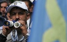 500 кримських татар дудять у дудки під парламентом Криму