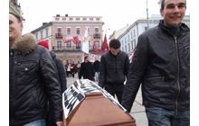 Народная самооборона «похоронила» гривню