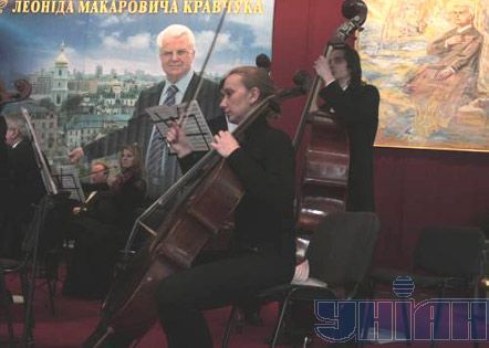Первый Президент Украины Леонид Кравчук в день своего 75-летия на юбилейной фотовыставке, посвященной его жизни и деятельности