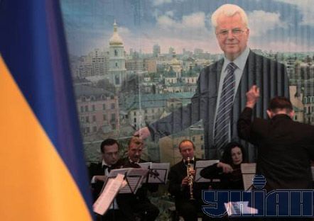 Первый Президент Украины Леонид Кравчук в день своего 75-летия на юбилейной фотовыставке, посвященной его жизни и деятельности