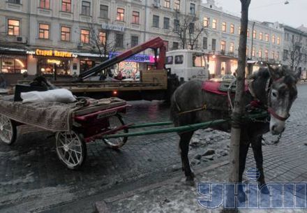 На Крещатике телега столкнулась с 'Маздой' (фоторепортаж)