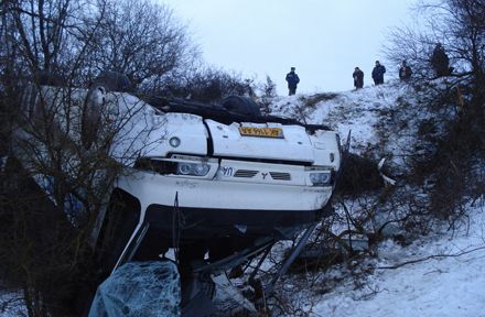 В Крыму рейсовый автобус упал со склона: 8 пострадавших (фоторепортаж)