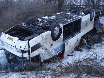 В Крыму рейсовый автобус упал со склона: 8 пострадавших (фоторепортаж)