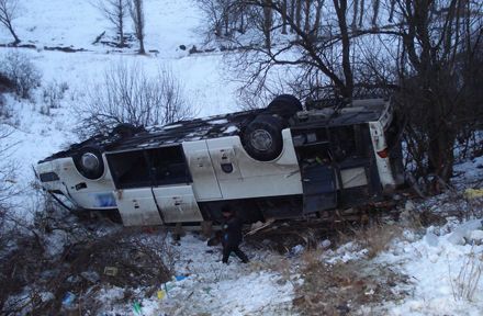 В Крыму рейсовый автобус упал со склона: 8 пострадавших (фоторепортаж)