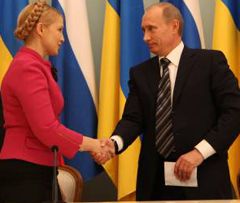 Юлия Тимошенко и Владимир Путин пожимают друг другу руки после подписания газового соглашения между Украиной и Россией. Москва. 19 января