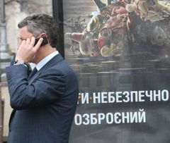 Юрій Бойко розмовляє по мобільному телефону після прес-конференції в УНІАН. Київ, 22 січня 