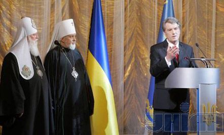 Ющенко нагороджує Філарета (фоторепортаж)