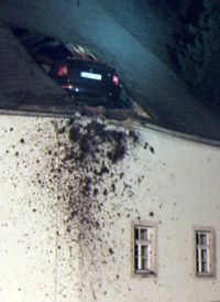 Шкода Октавіа на швидкості врізалася в дах церкви (фото)