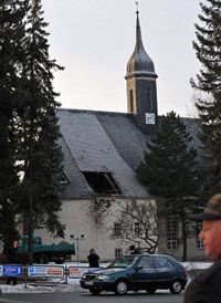 Шкода Октавіа на швидкості врізалася в дах церкви (фото)