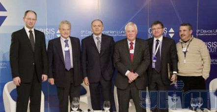 Народний депутат України Арсеній Яценюк, філантроп, засновник благодійної організації ”Open Society Institute” Джордж Сорос, український бізнесмен, засновник групи компаній ”Інтерпайп”, меценат Віктор Пінчук, екс-комісар ЄС із зовнішніх зв’язків, канцлер Оксфордського університету, співголова Міжнародної кризової групи (International Crisis Group) Кріс Паттен, віце-прем’єр-міністр України Григорій Немиря та колумніст газети ”Нью-Йорк Таймс” (”The New York Times”) Томас Фрідман під час Українського ланчу