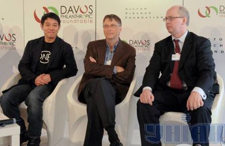 Актор та філантроп Джет Лі, засновник корпорації ”Microsoft” Білл Гейтс та редактор економіки журналу ”The Economist”, автор книги ”Філантрокапіталізм” Метью Бішоп 
