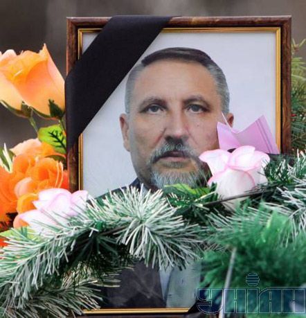 Похоронили судью, найденного в сожженной машине (фото)