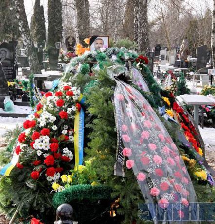 Похоронили судью, найденного в сожженной машине (фото)