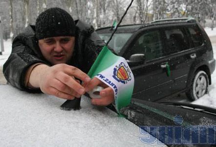 Всеукраинская общественная организация ”Защита”, которая объединяет пострадавших от финансового кризиса, провела автопробег по маршруту Донецк - Макеевка - Харцызск. Цель акции - привлечь внимание властей к отношениям украинских банков и их клиентов в условиях финансового кризиса. Участники акции собрались, чтобы добиться нормальных условий погашения кредита и напомнить государству о необходимости неотложных мер для решения этой проблемы.