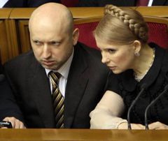 Олександр Турчинов і Юлія Тимошенко в урядовій ложі в перерві засідання ВР. Київ, 3 лютого