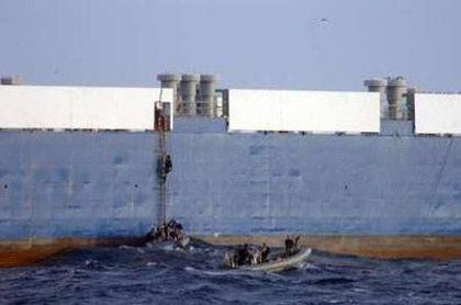 Моряки з американського есмінця Мейсон піднімаються на борт Фаїни, 6 лютого. Фото Reuters