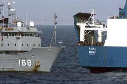 Океанський буксир ВМС США ”Кетоуба” доставив на Фаїну воду та паливо. Фото Reuters