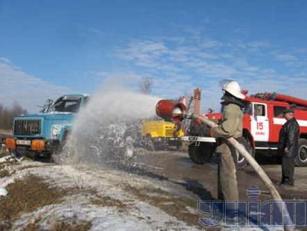 Рятувальники МНС проводять аварійно-рятівні роботи на місці ДТП на трасі Дунаєвцы – Стара Ушиця на Хмельниччині. В результаті  ДТП перекинулася автоцистерна, яка перевозила близько 5 тонн бензину.