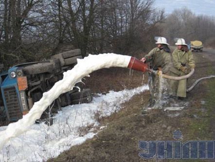 Рятувальники МНС проводять аварійно-рятівні роботи на місці ДТП на трасі Дунаєвцы – Стара Ушиця на Хмельниччині. В результаті  ДТП перекинулася автоцистерна, яка перевозила близько 5 тонн бензину.