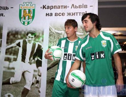 Гравці ФК ”Карпати” (Львів): півзахисники Василь Кобін і Александер Гурулі демонструють нову форму команди