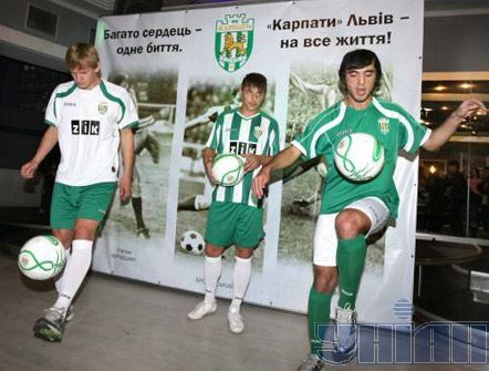 Гравці ФК ”Карпати” (Львів): нападаючий Сергій Кузнєцов, півзахисники Василь Кобін і Александер Гурулі демонструють нову форму команди