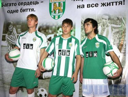 Гравці ФК ”Карпати” (Львів): нападаючий Сергій Кузнєцов, півзахисники Василь Кобін і Александер Гурулі демонструють нову форму команди