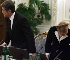 Віктор Ющенко і Юлія Тимошенко перед початком засідання РНБО. Київ, 10 лютого 