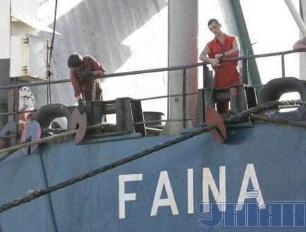 Моряки швартуют судно