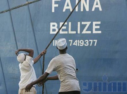 Работники порта Момбаса принимают швартов ”Фаины”