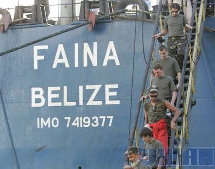 ...спускаются по трапу