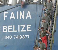 Члени команди українського судна «Фаїна», звільненого з полону піратів, спускаються трапом в кенійськомй порту Момбаса. 12 лютого 