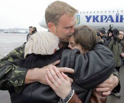 Родственники встречают членов экипажа украинского судна «Фаина»  в аэропорту ”Борисполь”. 13 февраля