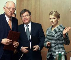 Гюнтер Ферхойген, Григорій Немиря і Юлія Тимошенко після підписання декларації. Київ, 16 лютого